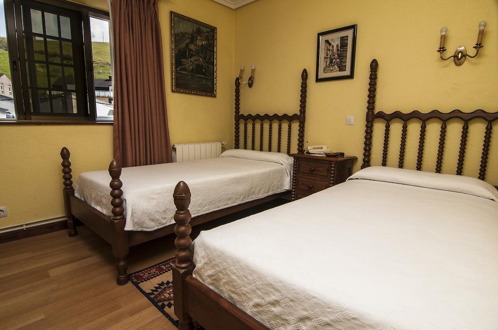 Hotel Riodeva Unquera Zimmer foto