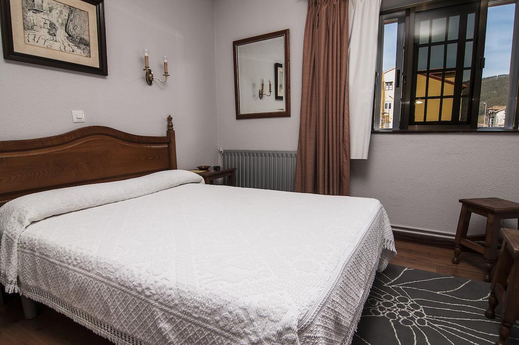Hotel Riodeva Unquera Zimmer foto
