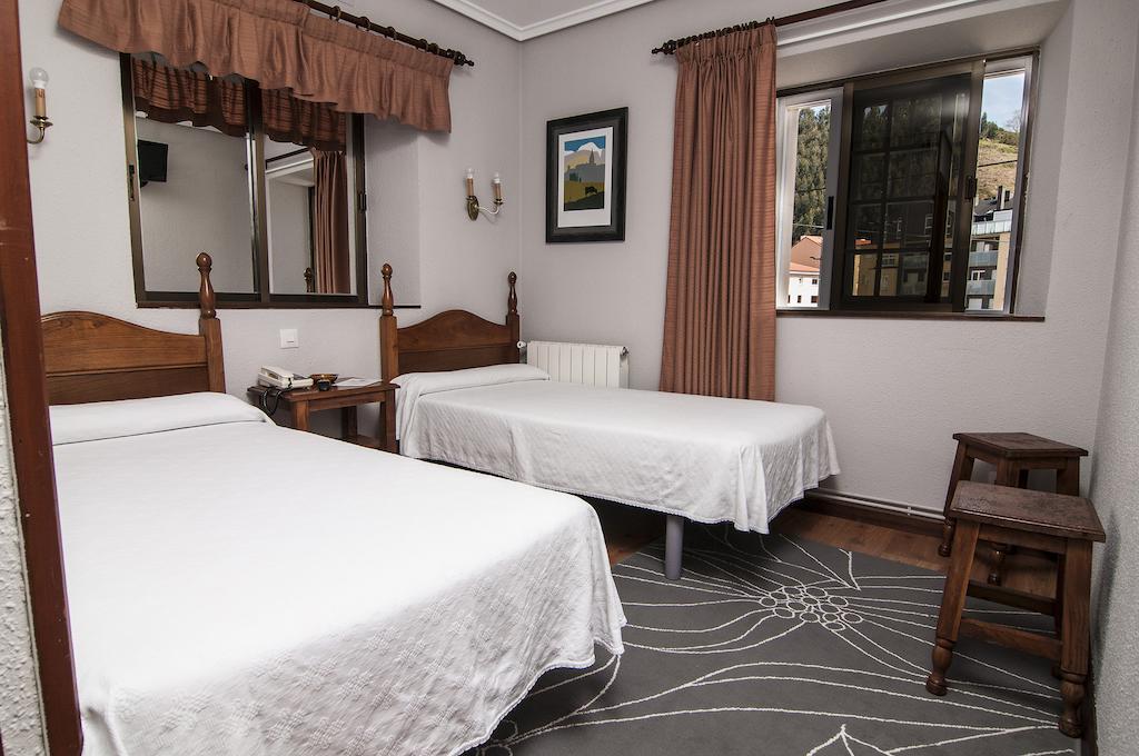 Hotel Riodeva Unquera Zimmer foto